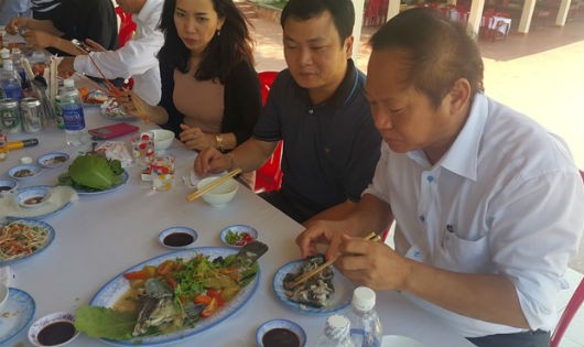 Bộ trưởng Trương Minh Tuấn cùng nhà báo, phóng viên ăn hải sản một nhà hàng TP Đồng Hới.
