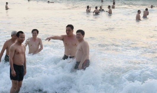 Ông Nguyễn Xuân Anh, Bí thư Thành ủy Đà Nẵng  xuống tắm biển cùng người dân.