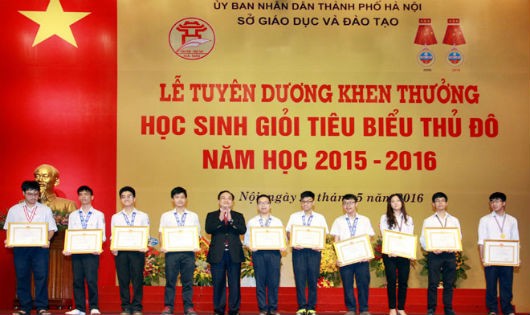Bí thư Thành ủy Hoàng Trung Hải khen thưởng học sinh giỏi tiêu biểu Thủ đô năm học 2015-2016.