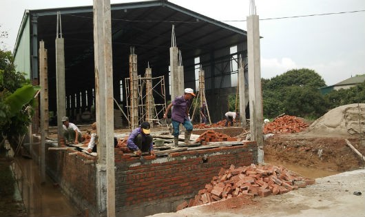 Ngang nhiên xây nhà xưởng rộng hàng nghì m2 trên đất nông nghiệp tại thôn Lại Dụ, xã An Thượng, huyện Hoài Đức - Ảnh: Xuân Hồng