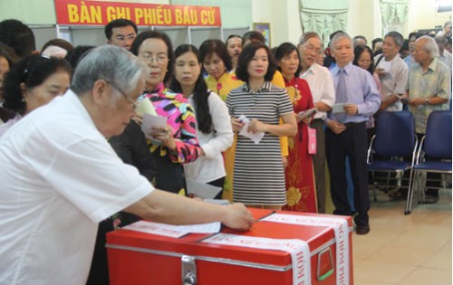 Cử tri Hà Nội phấn khởi đi bầu cử.
