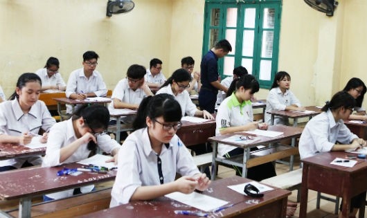 Học sinh ổn định chỗ ngồi chuẩn bị nhận đề thi làm bài.