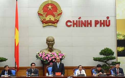 Thủ tướng Nguyễn Xuân Phúc với đoàn nhà báo đồng hành cùng các doanh nghiệp.