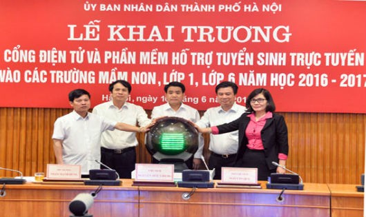 Chủ tịch UBND TP Hà Nội Nguyễn Đức Chung cùng các đại biểu khai trương phần mềm. 