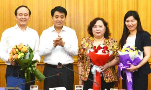 Chủ tịch UBND TP Nguyễn Đức Chung chúc mừng Thường trực HĐND TP Hà Nội nhiệm kỳ 2016 - 2021