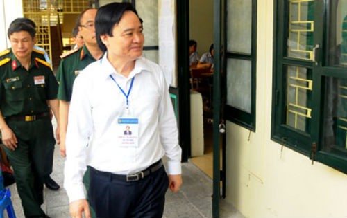 Bộ trưởng Phùng Xuân Nhạ kiểm tra thi tại Học viện Kĩ thuật Quân sự.