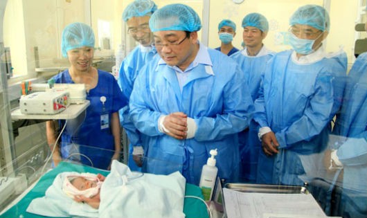 Bí thư Thành ủy Hoàng Trung Hải thăm các bệnh nhi đang được điều trị tại Bệnh viện Tim Hà Nội.