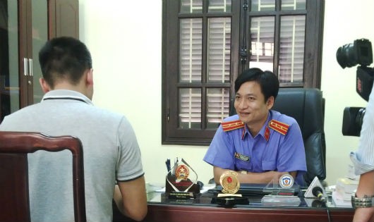 Phóng viên trao đổi với ông Nguyễn Duy Hùng, Phó viện trưởng VKSND huyện Hoài Đức, Hà Nội. Ảnh: Xuân Hồng.