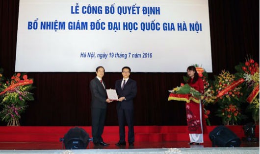 Phó Thủ tướng Vũ Đức Đam trao quyết định cho Giám đốc Đại học Quốc gia Hà Nội Nguyễn Kim Sơn.