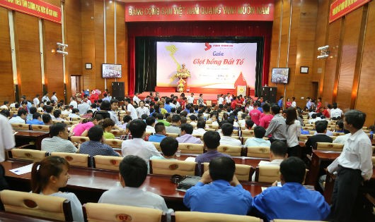 Nhiều đoàn viên thanh niên tỉnh Phú Thọ tham gia hiến máu tình nguyện.