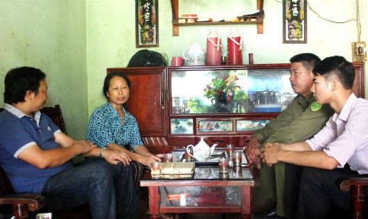 Bà Nguyễn Thị Hòa ở khu 9 xã Gia Điền đã khóc cạn nước mắt trước sự ra đi của người con trai mới ngoài 20 tuổi. Ảnh: QK