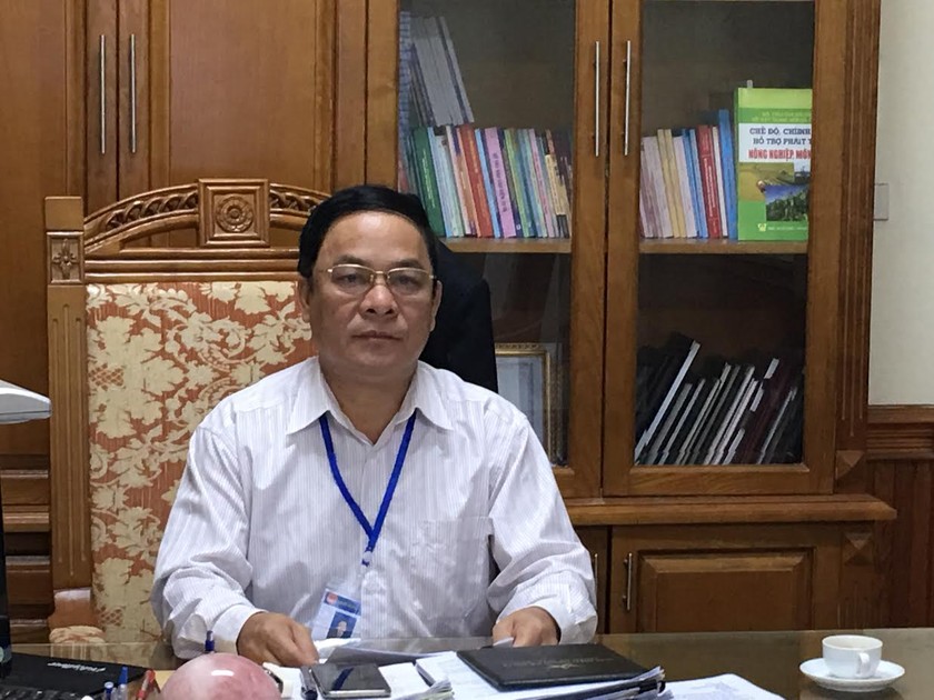Ông Nguyễn Hồng Diệp, Phó Chủ tịch huyện Tam Đảo trao đổi với phóng viên