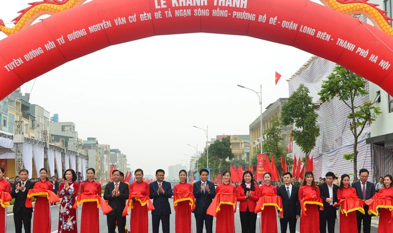 Chủ tịch UBND TP Hà Nội cùng các đại biểu cắt băng khánh thành đường Nguyễn Văn Cừ-Cổ Linh.