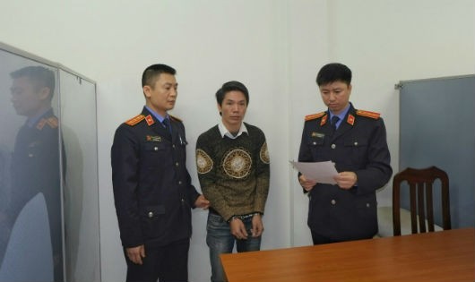 Đọc lệnh bắt tạm giam, lệnh khám xét đối với Nguyễn Đắc Tuyên.