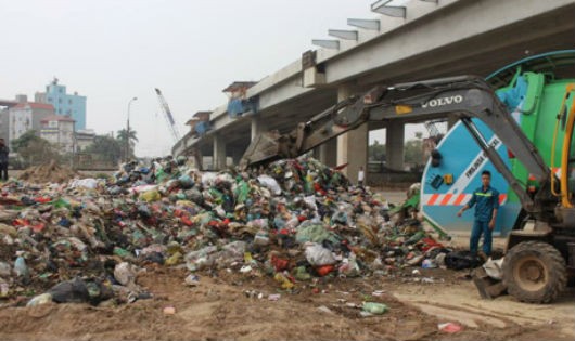 Ngang nhiên đổ hàng chục tấn rác thải ở khu dân cư ở Hà Nội