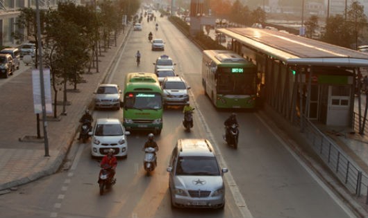 Chiều 29/12, hơn 20 chiếc xe buýt nhanh đã bắt đầu chạy thử trên đoạn đường Yên Nghĩa – Kim Mã (Hà Nội).