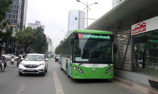 Xe buýt nhanh hoạt động  chạy trên tuyến.