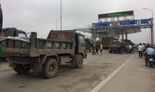 Người dân mang xe tải dàn hàng ngang chắn trạm thu phí Tam Nông-Phú Thọ. Ảnh: Quốc Quân.
