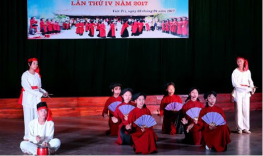 Đồng loạt diễn ra Liên hoan hát Xoan thanh thiếu nhi và biểu diễn ca múa nhạc, hát chèo do thành phố Việt Trì (Phú Thọ). Ảnh: Xuân Hồng.