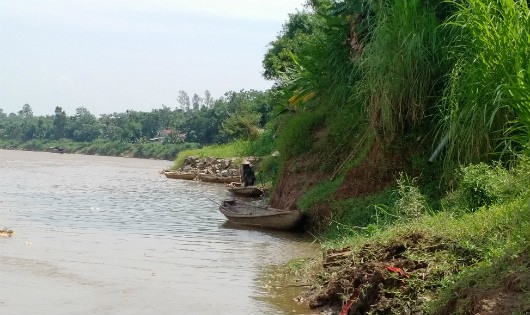 Sông Thao đoạn chảy qua khu 3, xã Hương Nha gây sạt lở diện tích đất nhà dân. Ảnh: Xuân Hồng.