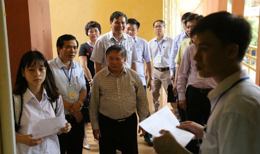 Thứ trưởng Bùi Văn Ga kiểm tra công tác tổ chức thi.