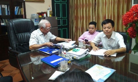 TS. Nguyễn Văn Hòa (bên trái), Chủ tịch HĐQT trường THCS-THPT Nguyễn Bỉnh Khiêm trao đổi với PV  Ảnh: Xuân Hồng.