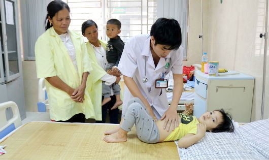 Các trẻ đang được điều trị tích cực tại Trung tâm y tế Cẩm Khê. Ảnh: Xuân Hồng.

