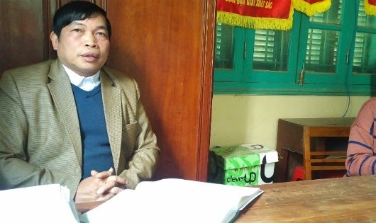 Ông Hoàng Văn Út, Phó chủ tịch UBND xã Yên Hoa  trao đổi với PV. Ảnh: Xuân Hồng.