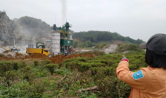 Người dân phản ánh mỏ đá của Công ty Hiệp Phú gây ô nhiễm môi trường. Ảnh: Xuân Hồng