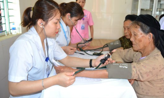 Phú Thọ : 400 người được khám bệnh miễn phí