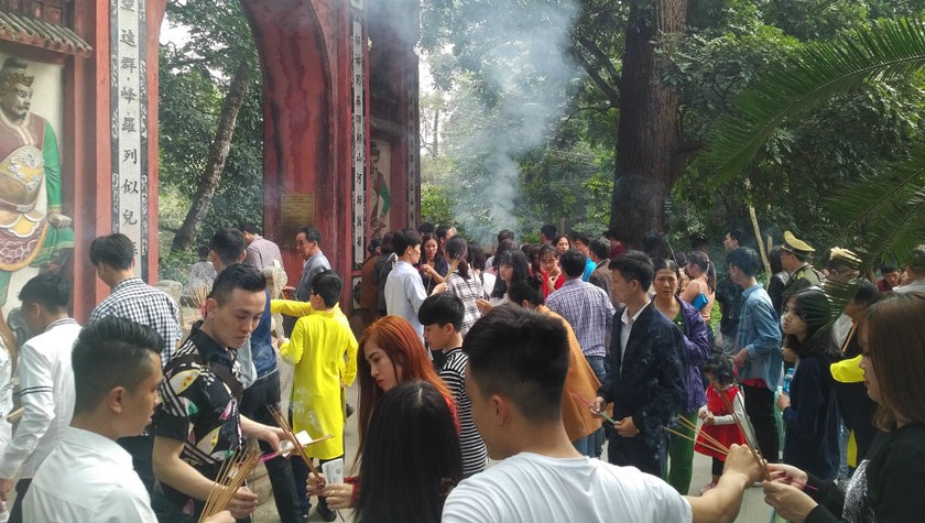 Hàng vạn người dân thập phương đi lễ đền Hùng cầu may ngày đầu xuân
