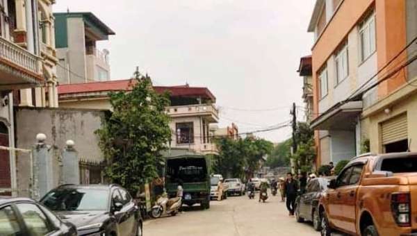 Lực lượng chức năng tổ chức khám xét hiện trường tại nhà đối tượng Bùi Văn Lưu.