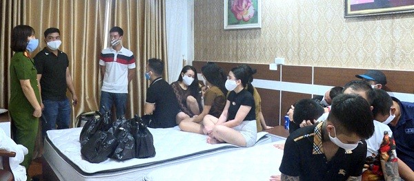 Các đối tượng sử dụng ma túy trong khách sạn Lâm Anh bị bắt giữ.