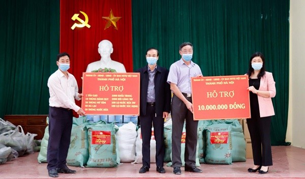 Lãnh đạo TP Hà Nội tặng quà, động viên nhân dân khu cách ly thôn Đông Cứu (xã Dũng Tiến, huyện Thường Tín)