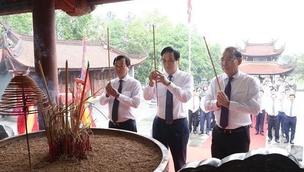 Khu Di tích lịch sử Đền Hùng, lãnh đạo tỉnh Phú Thọ và đại diện các cấp chính quyền, đoàn thể đã thành kính tổ chức lễ giỗ Đức Quốc tổ Lạc Long Quân.