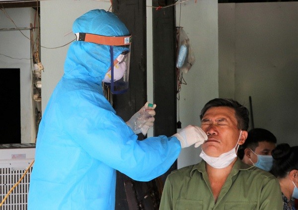 Ngành y tế lấy mẫu xét nghiệm Covid-19 ở huyện Trấn Yên.