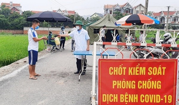 Người dân thực hiện các biện pháp phòng dịch tại khu vực thôn Cầu Đá, xã Hương Sơn, huyện Bình Xuyên