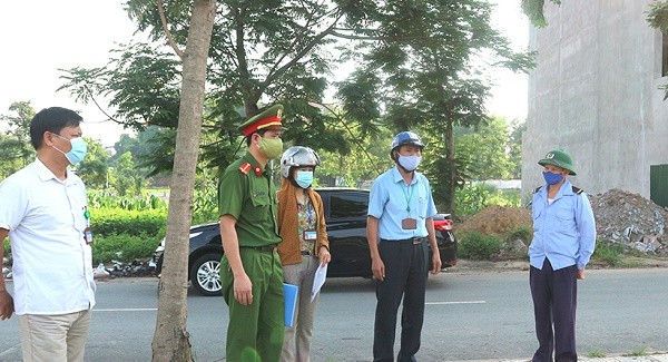 Tổ COVID-19 phường Gia Cẩm (TP Việt Trì, tỉnh Phú Thọ) tuyên truyền, nhắc nhở người dân đeo khẩu trang đúng cách và mức xử phạt nếu vi phạm quy định tại khu vực hồ Đồng Cận.