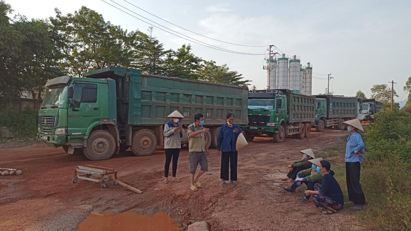 Vĩnh Phúc: Người dân lập “chốt” chặn xe chở đất gây ô nhiễm môi trường