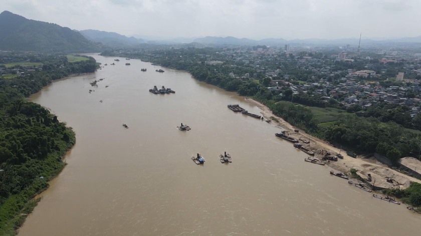 Sông Lô đoạn chảy qua địa bàn tỉnh Tuyên Quang có địa hình lòng sông hiểm trở.