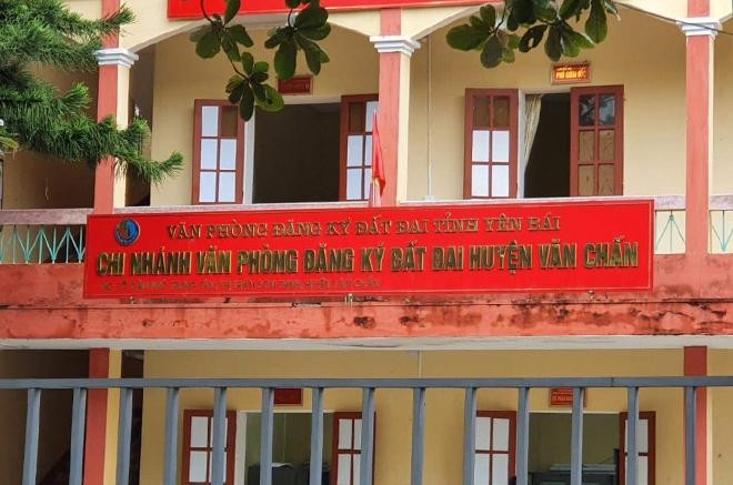 Giám đốc Chi nhánh Văn phòng đăng ký đất đai huyện Văn Chấn bị khởi tố.