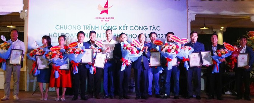 Lãnh đạo Hội doanh nhân trẻ tỉnh Phú Thọ tặng hoa các thành viên mới.
