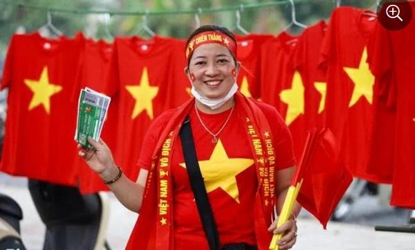 Màu cờ sắc áo rợp khắp "chảo lửa" thành phố Việt Trì 