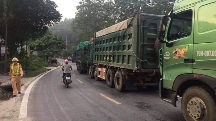 Yên Bái: Bị kiểm tra tải trọng, đoàn xe "Hổ Vồ" cố tình chống đối
