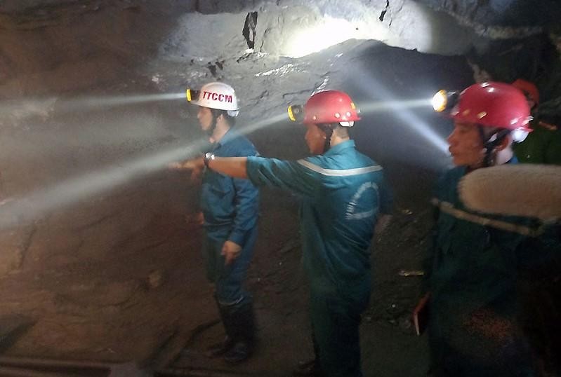 Lực lượng chức năng nỗ lực tìm kiếm nạn nhân mất tisich trong vụ sập mỏ vàng Pác Lạng.