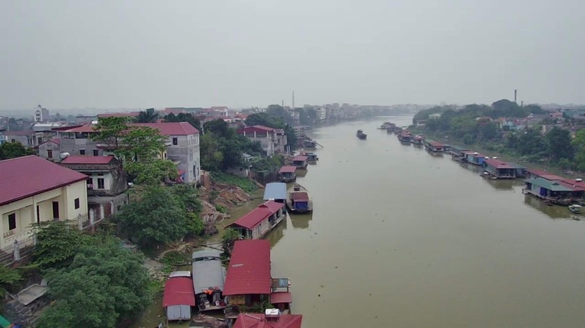 Hàng trăm hộ dân làng chài Nguyệt Đức không đất ở phải sống lênh đênh trên thuyền bè dọc sông Cầu. Ảnh: Back Nguyễn.