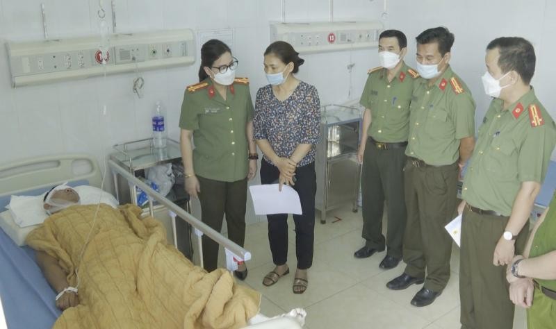 Lãnh đạo Công an tỉnh Yên Bái thăm hỏi động viên Trung úy Lê Đức Giang.