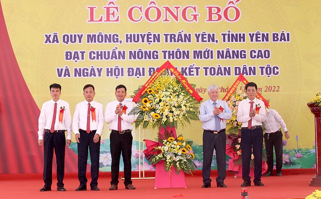 Chủ tịch UBTW MTTQ tặng hoa chúc mừng xã Quy Mông cán đích NTM nâng cao.
