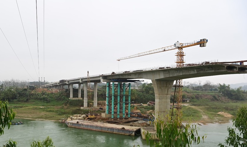 Cầu Đoan Hùng bắc qua sông Chảy trên tuyến cao tốc Tuyên Quang - Phú Thọ chuẩn bị hợp long.