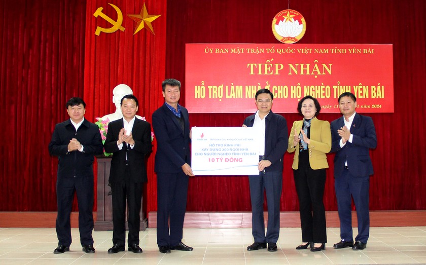 Bộ trưởng Bộ Nội vụ Phạm Thị Thanh Trà trao hỗ trợ làm 200 nhà tình nghĩa cho hộ nghèo Yên Bái.
